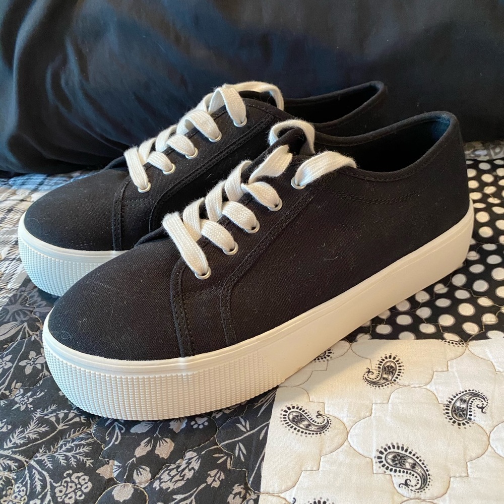 NWOT black Torrid platform shoes